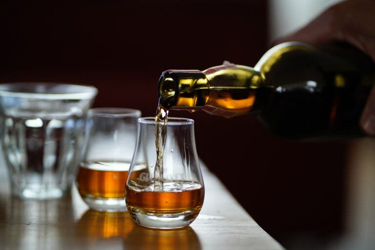 Whisky, Tillbehör och Tjusningen i att Njuta av Alkoholhaltiga Drycker