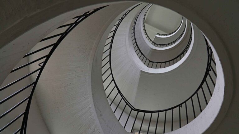 Skapa känslan av ett tvåvåningscafé med spiraltrappa